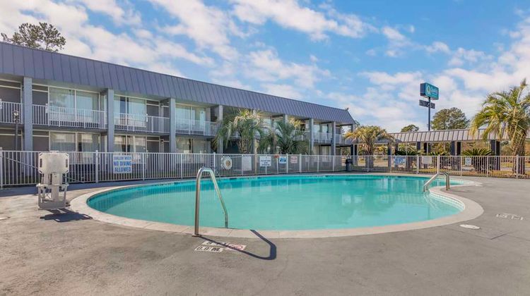 Quality Inn & Suites Pool