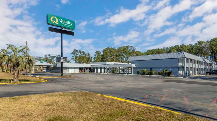 Quality Inn & Suites Exterior