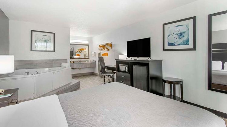 Quality Inn & Suites Room