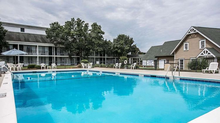 Quality Inn and Suites Santee I-95 Pool