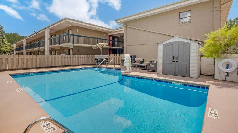 <b>Quality Inn Goose Creek Pool</b>. Images powered by <a href="https://iceportal.shijigroup.com/" title="IcePortal" target="_blank">IcePortal</a>.