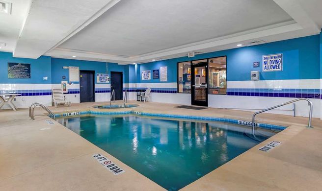 Comfort Suites Pool