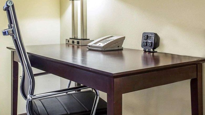 <b>Comfort Suites Suite</b>. Images powered by <a href="https://iceportal.shijigroup.com/" title="IcePortal" target="_blank">IcePortal</a>.