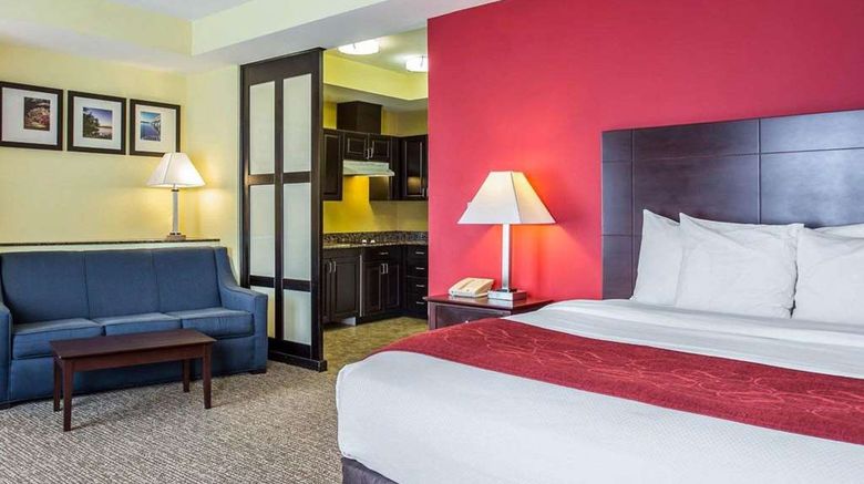 <b>Comfort Suites Suite</b>. Images powered by <a href="https://iceportal.shijigroup.com/" title="IcePortal" target="_blank">IcePortal</a>.