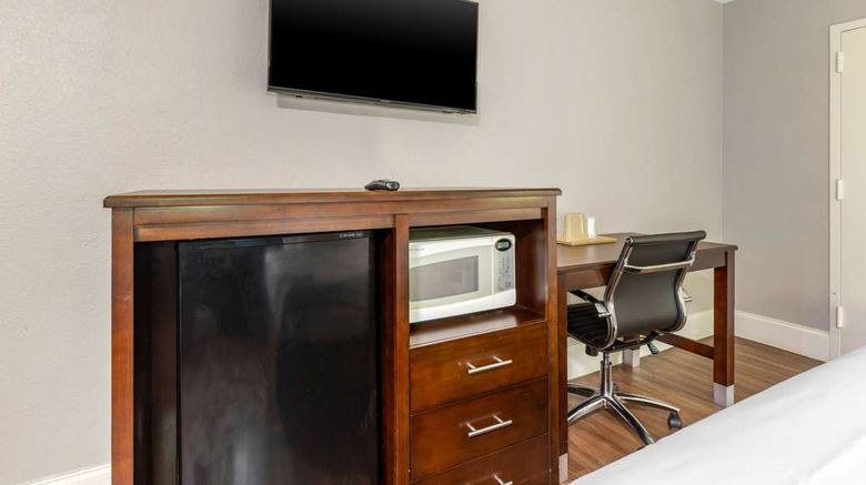 <b>Econo Lodge Room</b>. Images powered by <a href="https://iceportal.shijigroup.com/" title="IcePortal" target="_blank">IcePortal</a>.