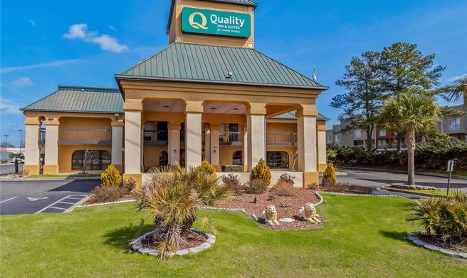 Quality Inn & Suites Civic Center Exterior
