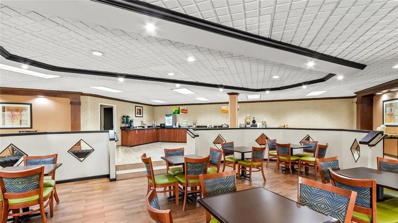 <b>Quality Inn & Suites Civic Center Restaurant</b>. Images powered by <a href="https://iceportal.shijigroup.com/" title="IcePortal" target="_blank">IcePortal</a>.