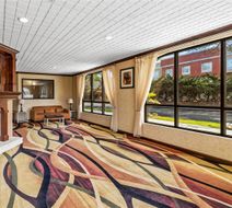 Quality Inn & Suites Civic Center Lobby
