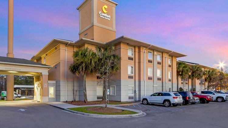 Comfort Inn and Suites Airport Exterior
