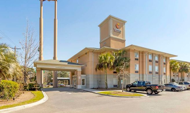 Comfort Inn and Suites Airport Exterior