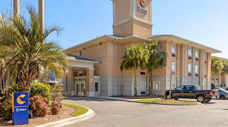 Comfort Inn and Suites Airport Exterior