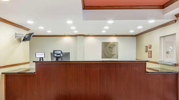 Comfort Inn and Suites Airport Lobby
