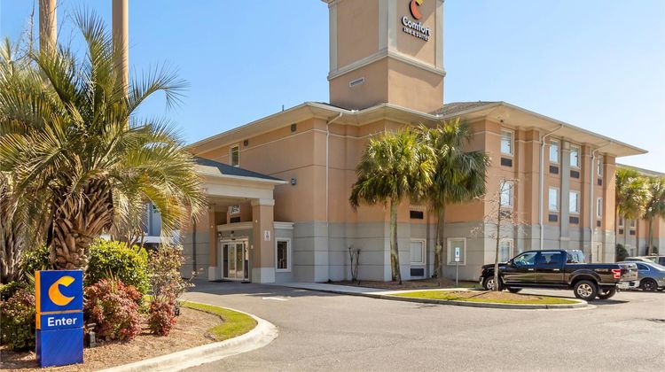 Comfort Inn and Suites Airport Exterior