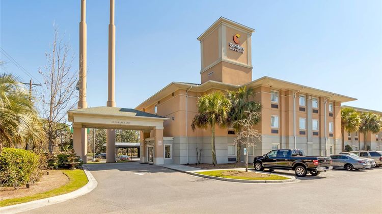 Comfort Inn and Suites Airport Exterior