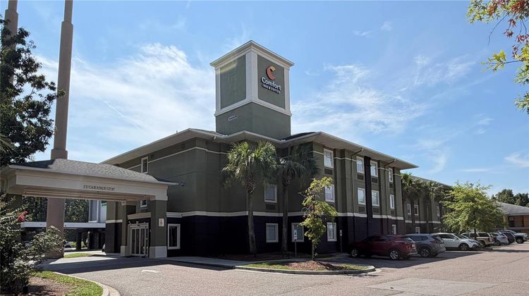 Comfort Inn and Suites Airport Exterior