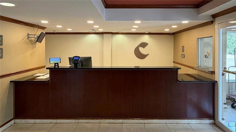 Comfort Inn and Suites Airport Lobby