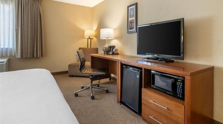 Comfort Inn and Suites Airport Room
