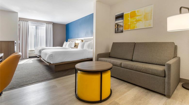 <b>Comfort Suites Suite</b>. Images powered by <a href="https://iceportal.shijigroup.com/" title="IcePortal" target="_blank">IcePortal</a>.