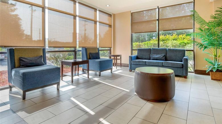 <b>Comfort Suites Lobby</b>. Images powered by <a href="https://iceportal.shijigroup.com/" title="IcePortal" target="_blank">IcePortal</a>.