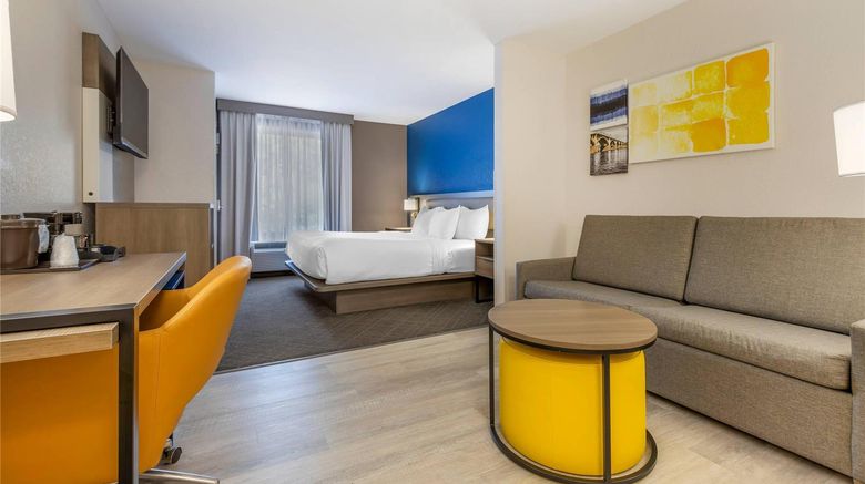 <b>Comfort Suites Suite</b>. Images powered by <a href="https://iceportal.shijigroup.com/" title="IcePortal" target="_blank">IcePortal</a>.