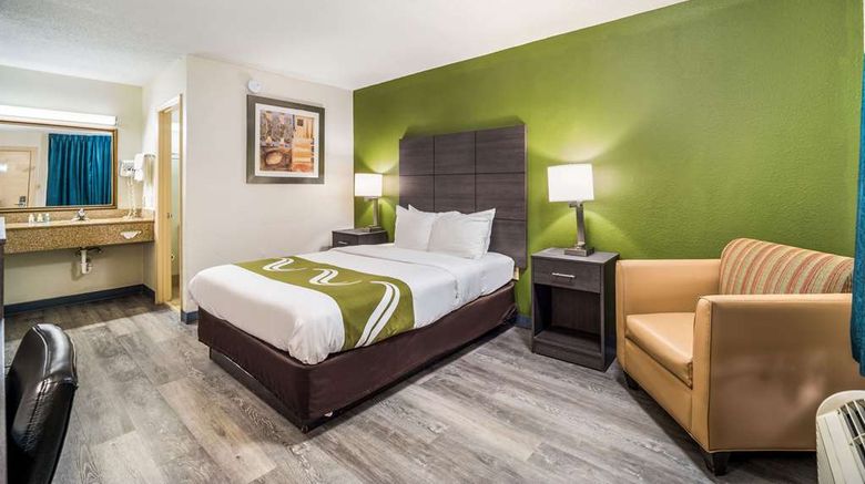 <b>Quality Inn Room</b>. Images powered by <a href="https://iceportal.shijigroup.com/" title="IcePortal" target="_blank">IcePortal</a>.
