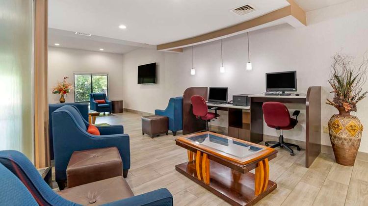 Comfort Suites at WestGate Mall Lobby