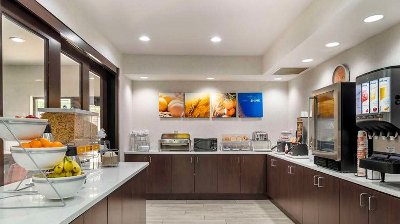 <b>Comfort Suites at WestGate Mall Restaurant</b>. Images powered by <a href="https://iceportal.shijigroup.com/" title="IcePortal" target="_blank">IcePortal</a>.