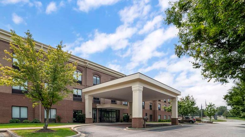 <b>Comfort Suites at WestGate Mall Exterior</b>. Images powered by <a href="https://iceportal.shijigroup.com/" title="IcePortal" target="_blank">IcePortal</a>.