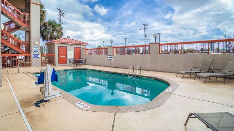 Quality Inn & Suites Ft Jackson Maingate Pool