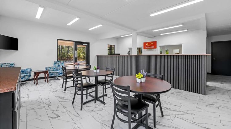 Econo Lodge Inn and Suites Lugoff Lobby