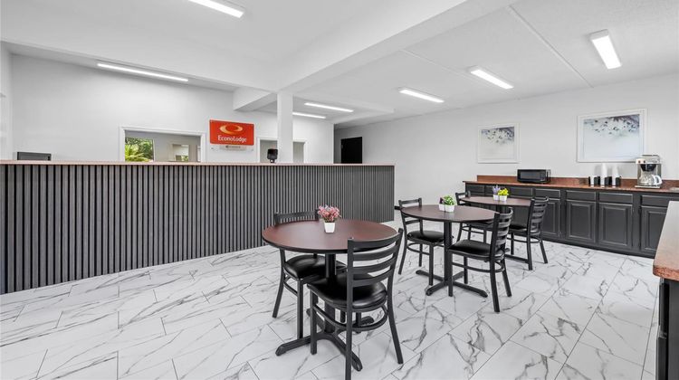 Econo Lodge Inn and Suites Lugoff Lobby