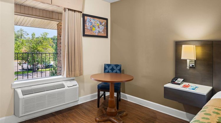 Econo Lodge Inn and Suites Lugoff Room