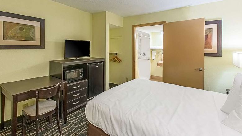 <b>Clarion Inn Airport Room</b>. Images powered by <a href="https://iceportal.shijigroup.com/" title="IcePortal" target="_blank">IcePortal</a>.