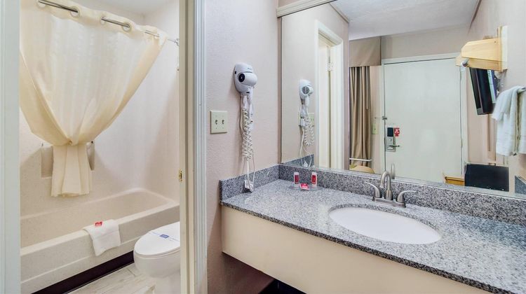 Econo Lodge Walterboro I-95 Room