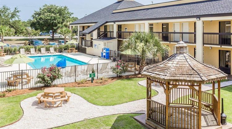 Quality Inn Mount Pleasant Pool