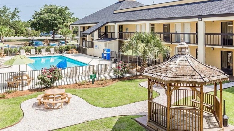 <b>Quality Inn Mount Pleasant Pool</b>. Images powered by <a href="https://iceportal.shijigroup.com/" title="IcePortal" target="_blank">IcePortal</a>.