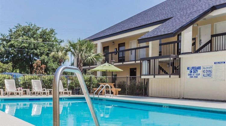 Quality Inn Mount Pleasant Pool