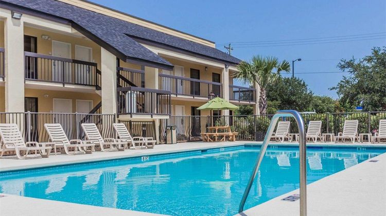 Quality Inn Mount Pleasant Pool
