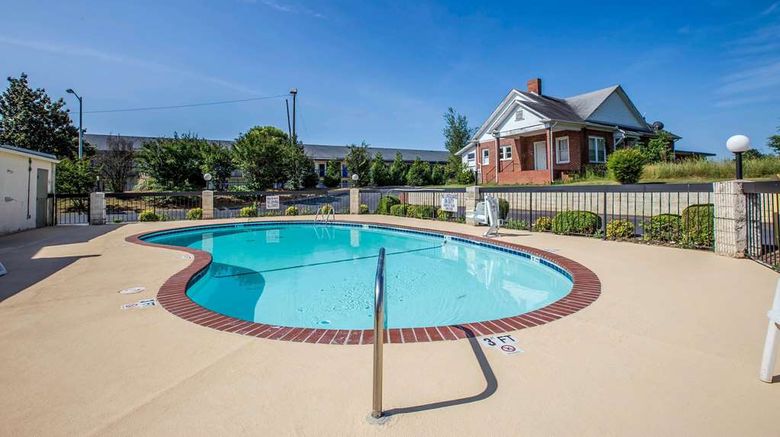 <b>Quality Inn Gaffney Pool</b>. Images powered by <a href="https://iceportal.shijigroup.com/" title="IcePortal" target="_blank">IcePortal</a>.