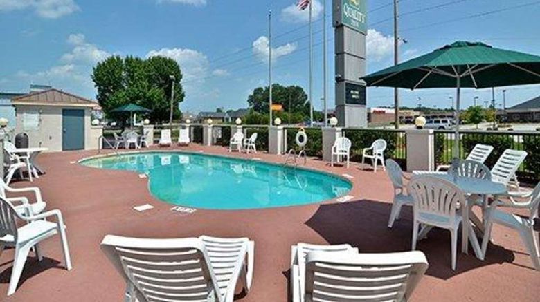 <b>Quality Inn Pool</b>. Images powered by <a href="https://iceportal.shijigroup.com/" title="IcePortal" target="_blank">IcePortal</a>.