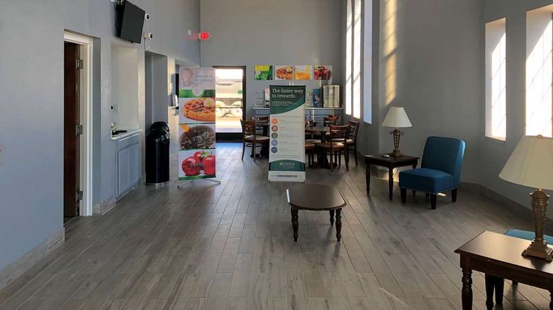 <b>Quality Inn Lobby</b>. Images powered by <a href="https://iceportal.shijigroup.com/" title="IcePortal" target="_blank">IcePortal</a>.