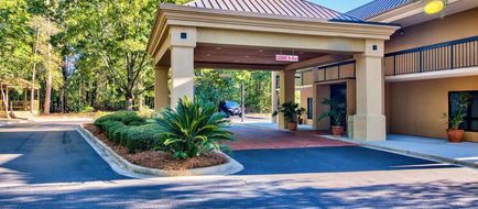 Clarion Inn Exterior