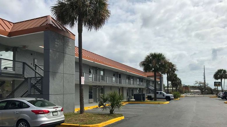 <b>Suburban Studios North Charleston I-526 Exterior</b>. Images powered by <a href="https://iceportal.shijigroup.com/" title="IcePortal" target="_blank">IcePortal</a>.