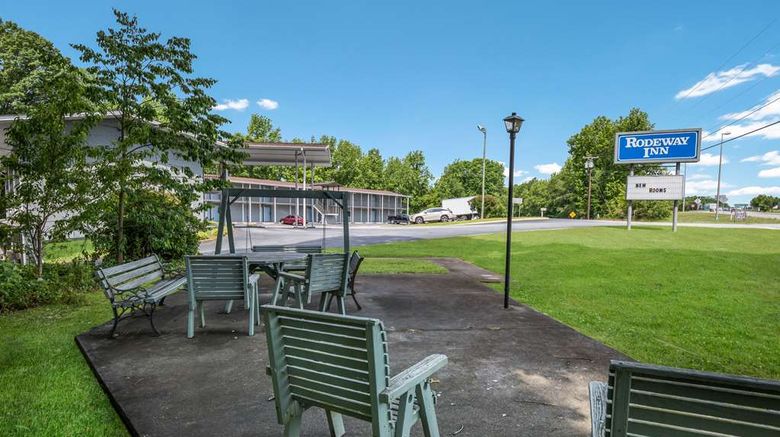 <b>Rodeway Inn Anderson Pool</b>. Images powered by <a href="https://iceportal.shijigroup.com/" title="IcePortal" target="_blank">IcePortal</a>.