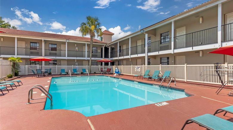 <b>Quality Inn & Suites Charleston North Pool</b>. Images powered by <a href="https://iceportal.shijigroup.com/" title="IcePortal" target="_blank">IcePortal</a>.