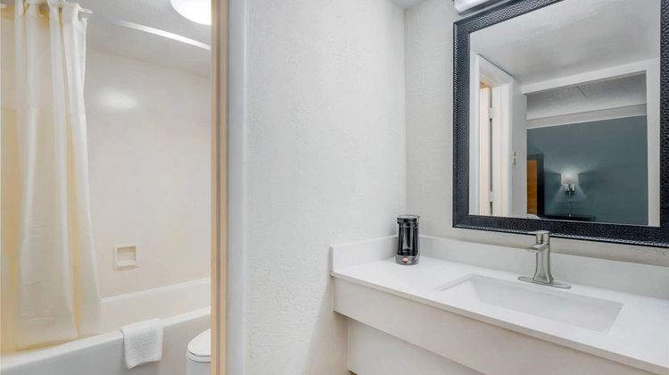 Quality Inn & Suites Charleston North Room