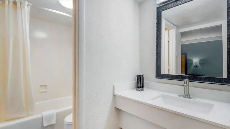 <b>Quality Inn & Suites Charleston North Room</b>. Images powered by <a href="https://iceportal.shijigroup.com/" title="IcePortal" target="_blank">IcePortal</a>.