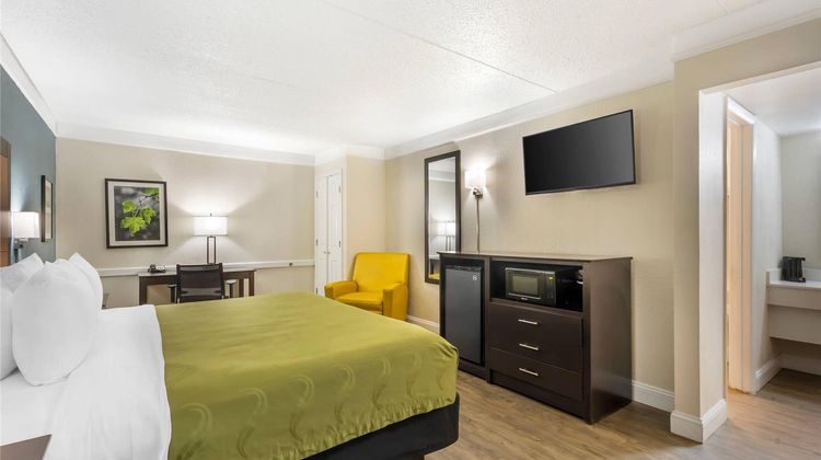 Quality Inn & Suites Charleston North Room