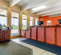 Econo Lodge Inn & Suites, Brookings Lobby