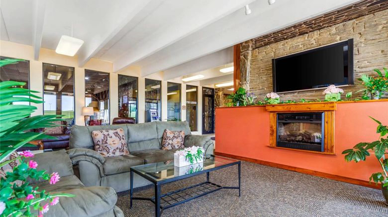 <b>Econo Lodge Inn & Suites, Brookings Lobby</b>. Images powered by <a href="https://iceportal.shijigroup.com/" title="IcePortal" target="_blank">IcePortal</a>.